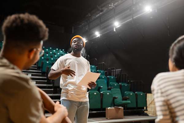 des etudiants se preparent pour le cours de theatre