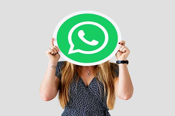 femme-montrant-une-icone-whatsapp-messenger_11zon