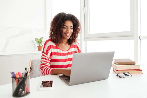 jeune femme devant son ordinateur