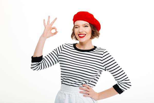 jeune femme montrant un geste correct