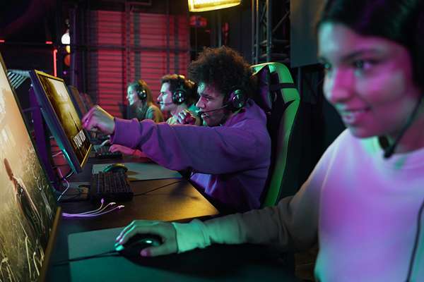 personnes souriantes jouant a la vue laterale du jeu video